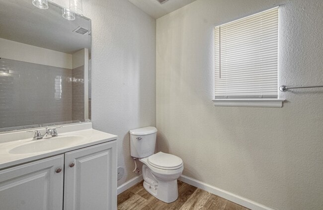 Building Photo - Great two bedroom, one bath near airport. AVAILABLE BEGINNING 6/17/26