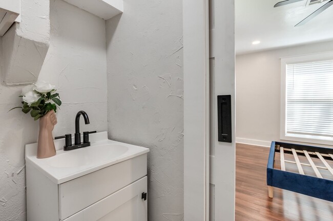 Building Photo - Luxury remodel in NW Oklahoma City