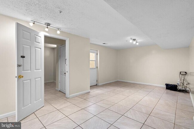 Building Photo - 8913 Tonbridge Terrace
