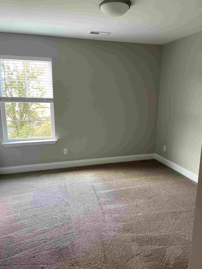 Building Photo - ** REDUCED ** BEAUTIFUL TOWNHOME