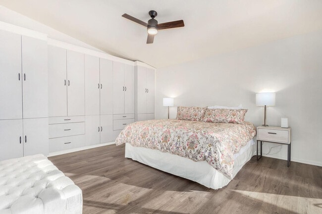 Building Photo - 220 N 22nd Pl