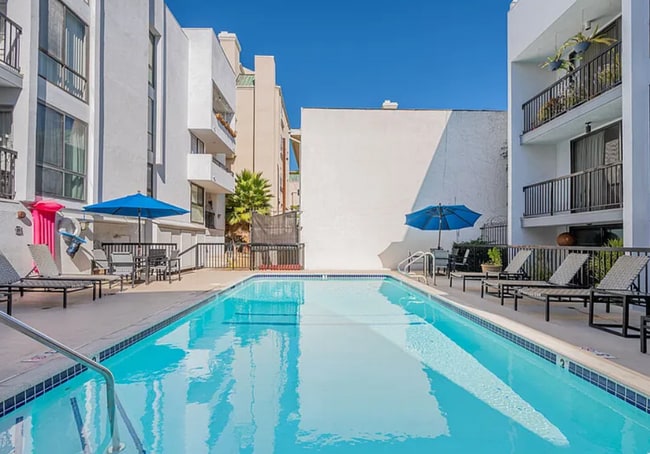 Building Photo - 906 N Doheny Dr