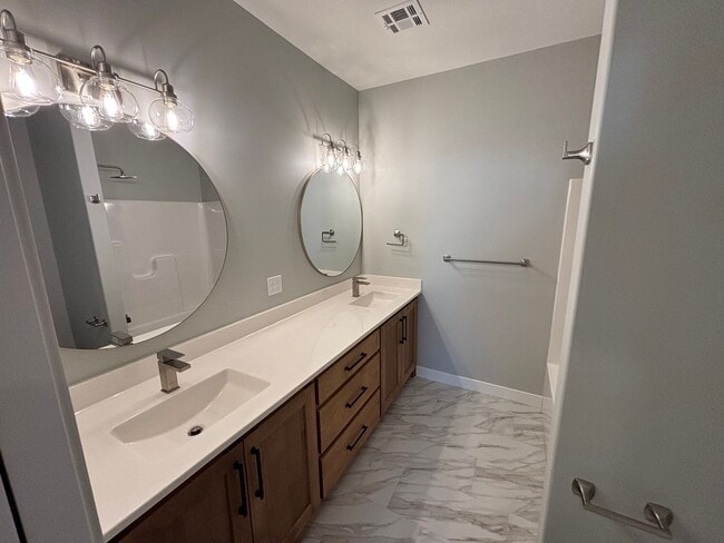 Building Photo - Stunning New Build in Central Manhattan! Available NOW!