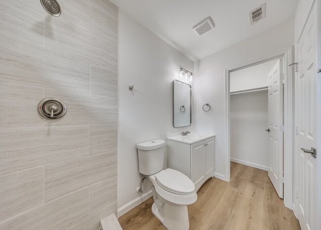 Building Photo - 7954 Glenvista St