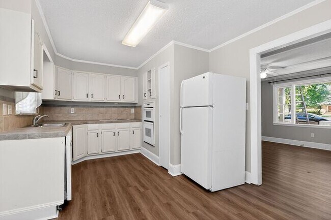 Building Photo - 3BD/2BA Single Family Home on Large Lot!