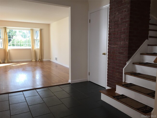 Building Photo - 98 Glen Oaks Dr