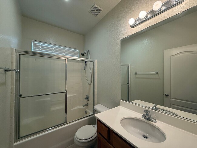 Building Photo - Available Now! Lancaster 3 bed 2 bath