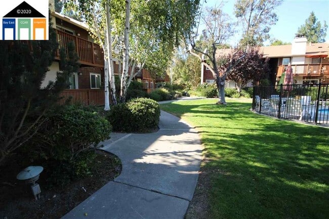 Building Photo - $2990 Stunning Remodeled 2BR/2BA Condo in ...