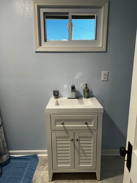Bathroom - 2511 Mashburn Rd