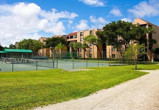 Building Photo - 450 Egret Cir