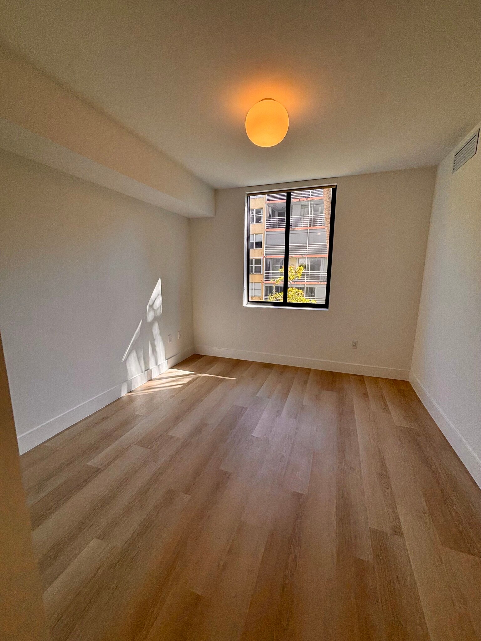 Building Photo - 2512 NE 181st St
