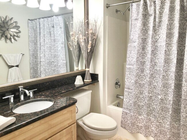 Building Photo - Meridian Luxury Condo. 1 Bd 1 Ba, Utilitie...