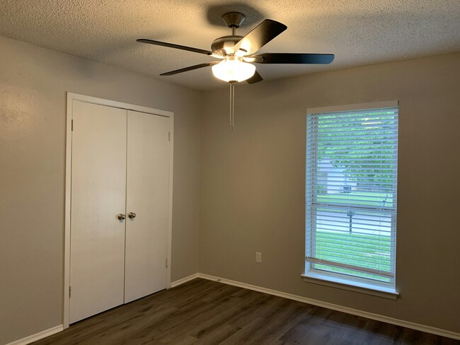 Building Photo - 404 Live Oak Dr