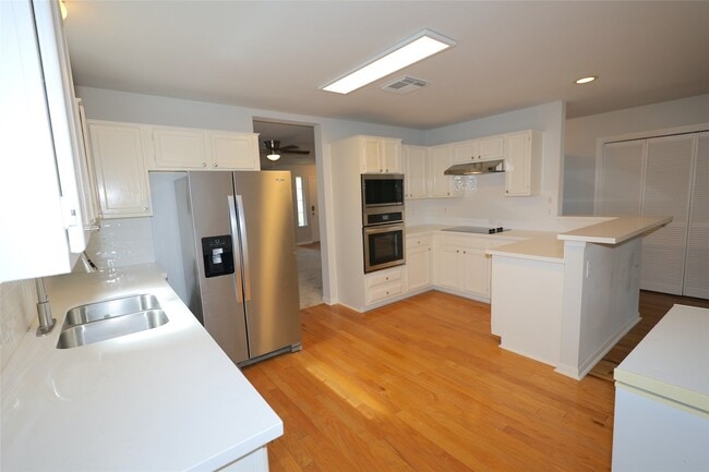Building Photo - 3229 Continental Dr