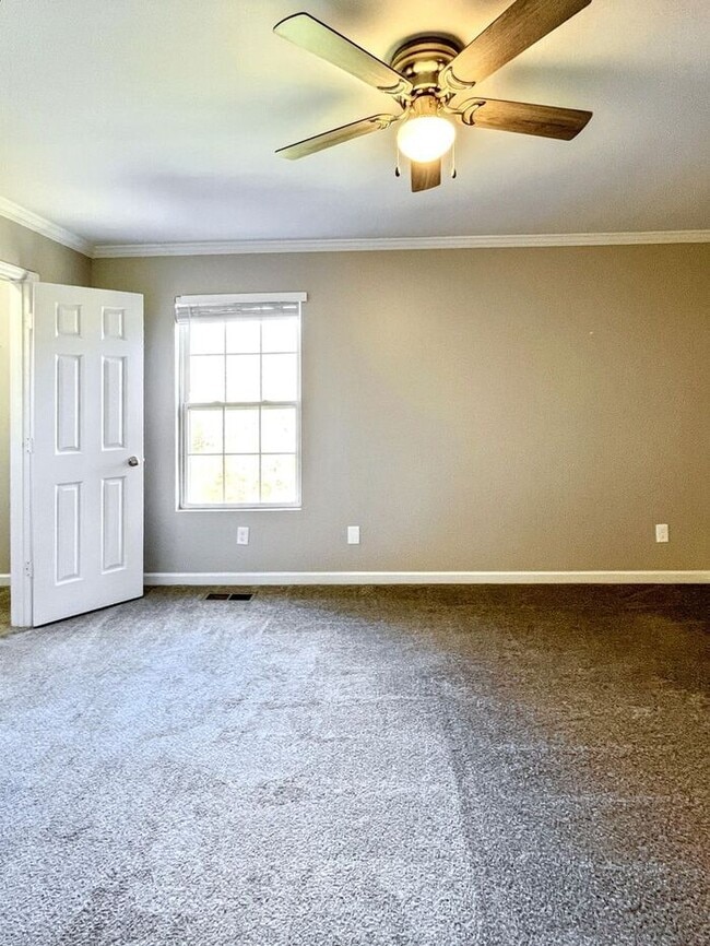 Building Photo - 3-Bedroom Home with Convenient Access to N...