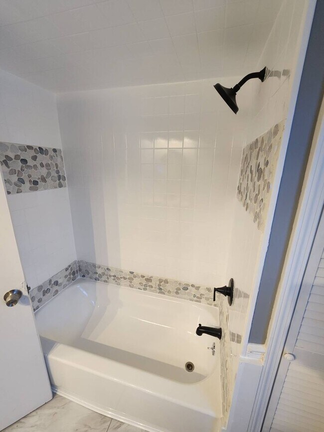 Building Photo - Charming 3-Bedroom Property in Prime Location