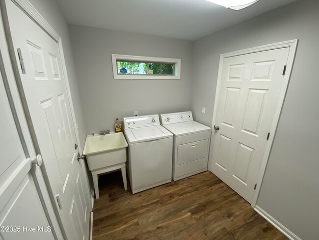 Building Photo - 8 Sand Dollar Dr