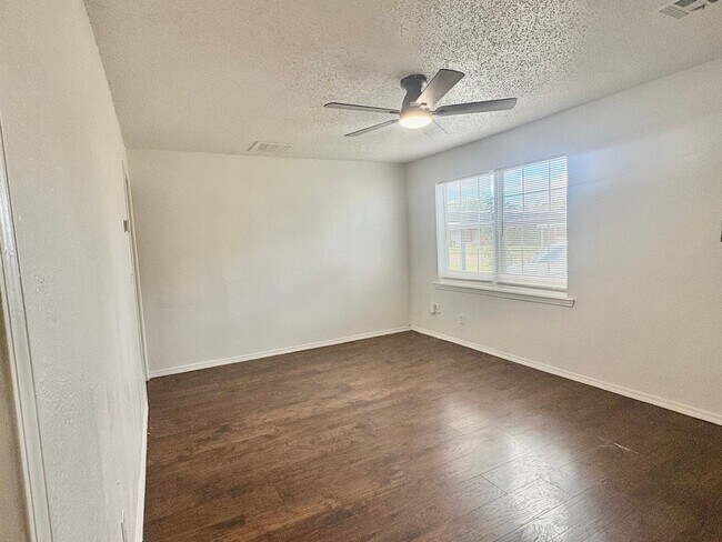 Building Photo - RENT SPECIAL!!!! Three bedroom home in S.W. OKC