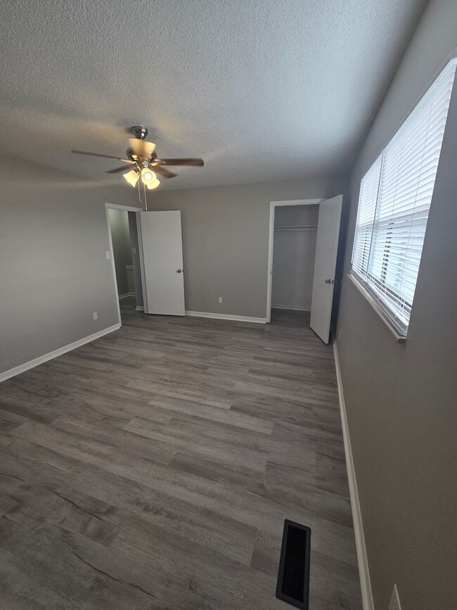 Building Photo - Beautifully Updated 2-Bedroom Townhome with Washer/Dryer Hookups!