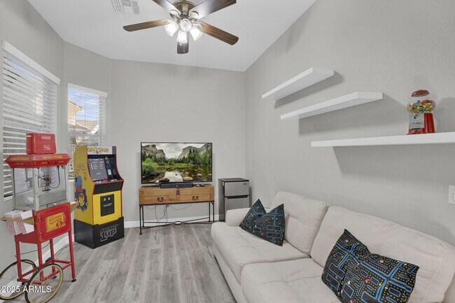 Building Photo - 10226 E Lakeview Ave