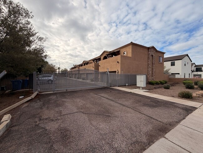 Building Photo - Move-in Special! End Unit *Gated* Downtown Phx Townhome 2 Car Garage!