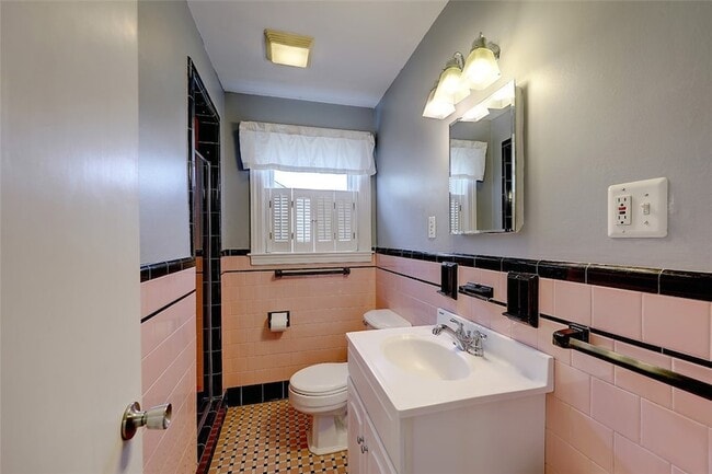 Building Photo - 157 Sandringham Ave