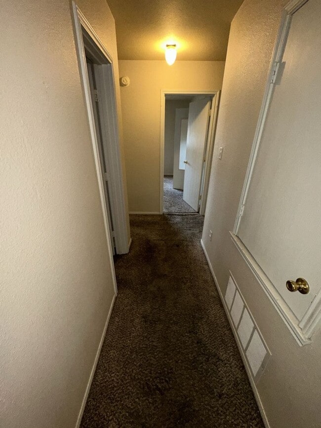 Building Photo - AVAILABLE NOW!!!