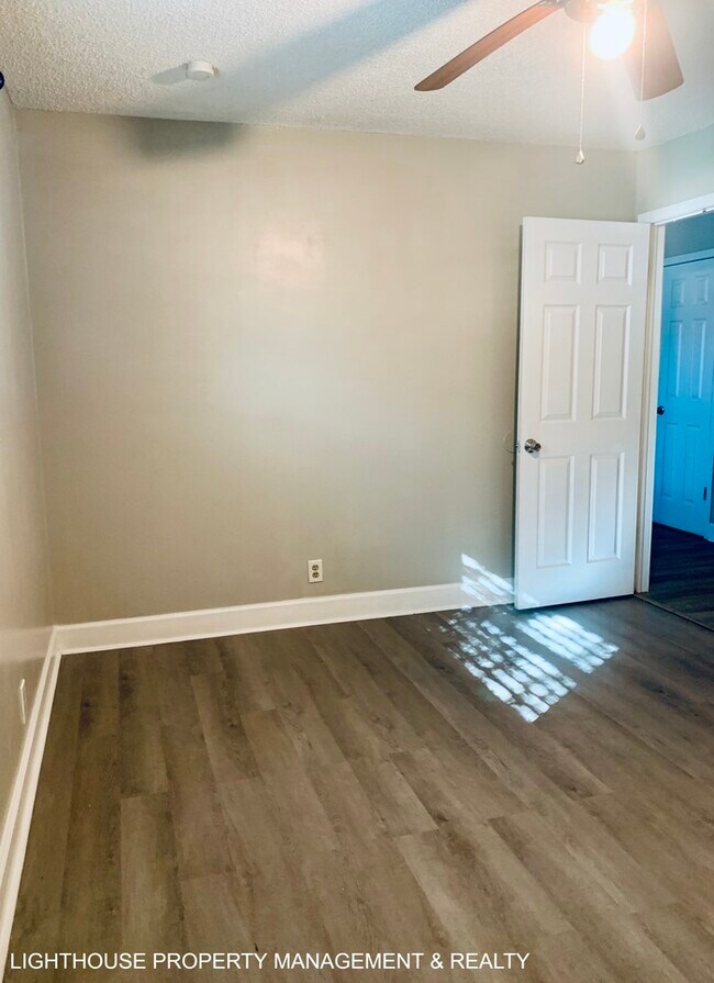 Building Photo - Spacious 2-Bedroom Duplex with Stainless Steel Appliances