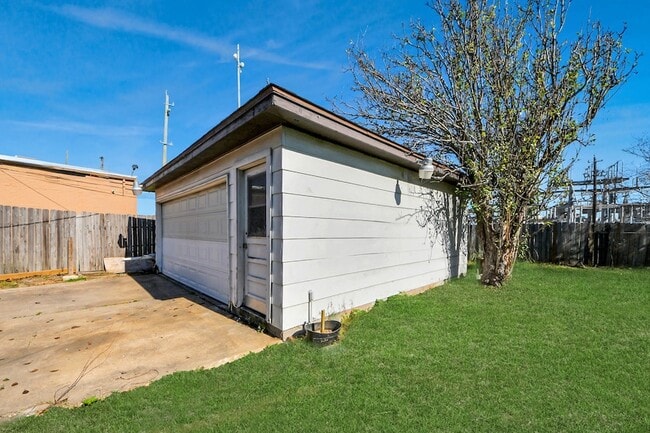 Building Photo - 8011 La Roche Ln