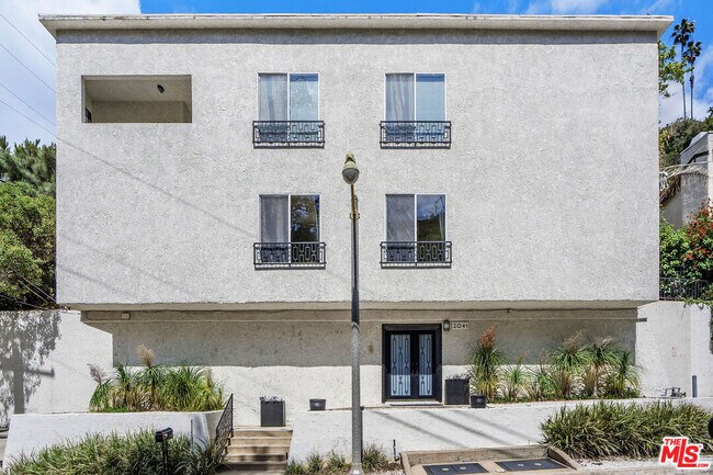 Building Photo - 2041 Roscomare Rd