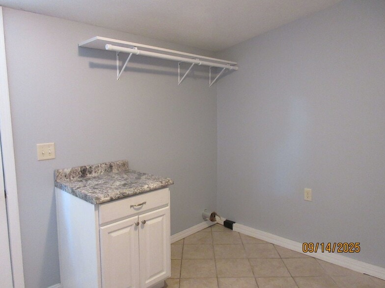 Building Photo - 301 N Main St