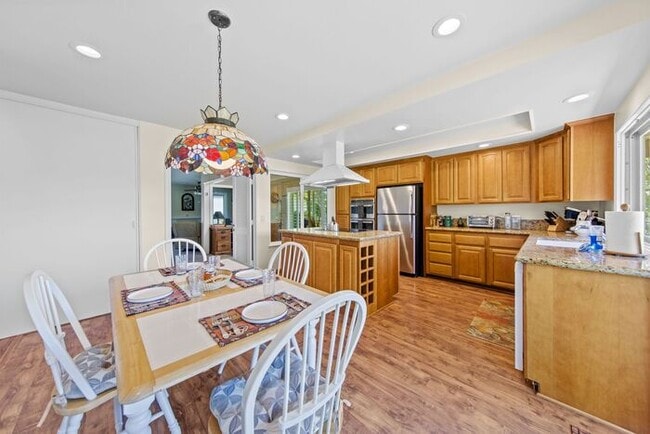 Building Photo - Sweeping Views! Rare and Peaceful 5-home e...