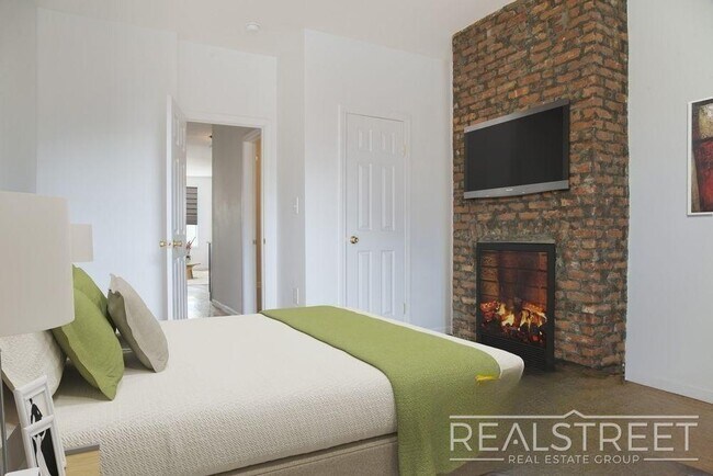 Building Photo - New 1 BED in East Williamsburg!
