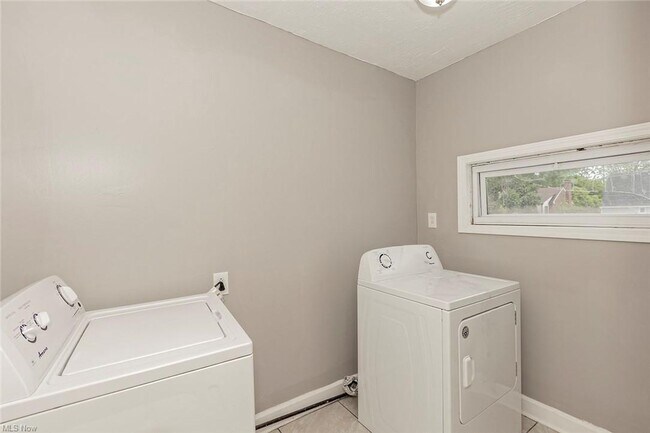 Building Photo - Lakefront 4-Bedroom Home for Rent in Euclid, OH