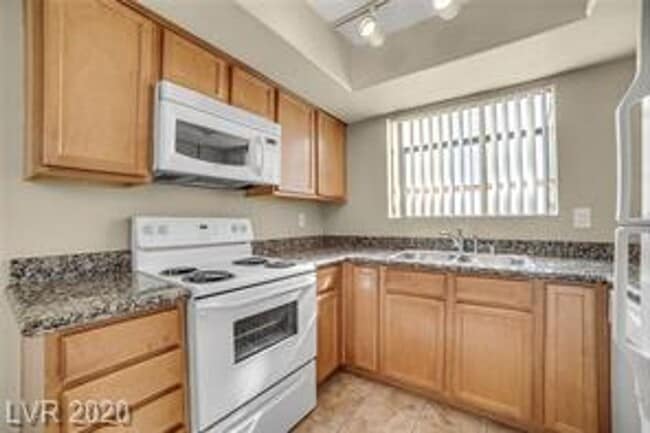 Building Photo - COZY 1 BED + 1 BATH FIRST FLOOR CONDO UNIT