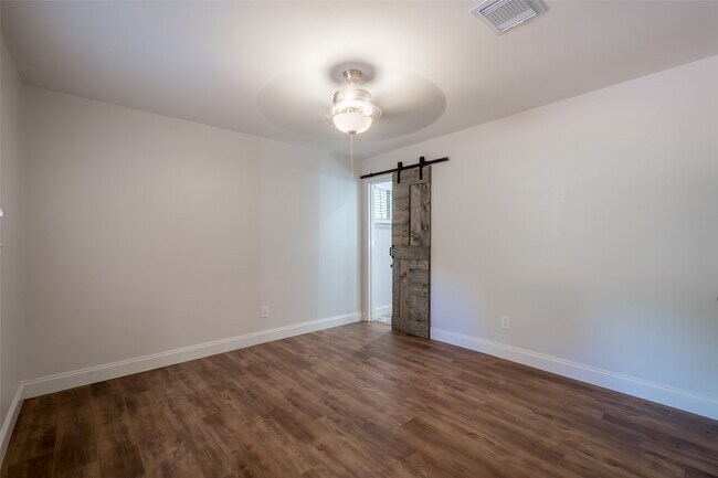 Building Photo - 3515 Lake Ridge Bend