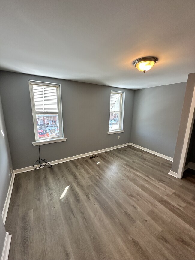 Building Photo - 218 W 5th St