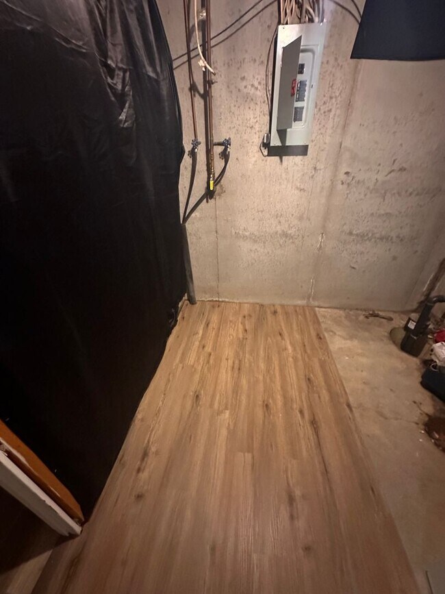 Building Photo - $1195 - 3 bedroom/ 2.5 bathroom - Townhome...