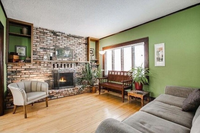 Building Photo - 3 Bed | 1 Bath in the Heart of NE Minneapo...