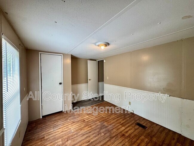Building Photo - 137 SW Piston Glen