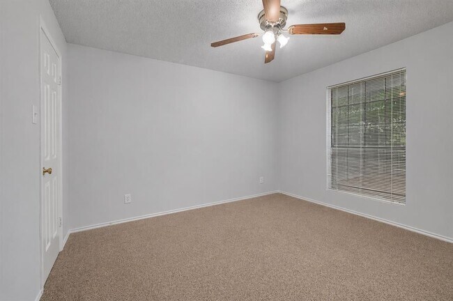 Building Photo - 2401 Leon St