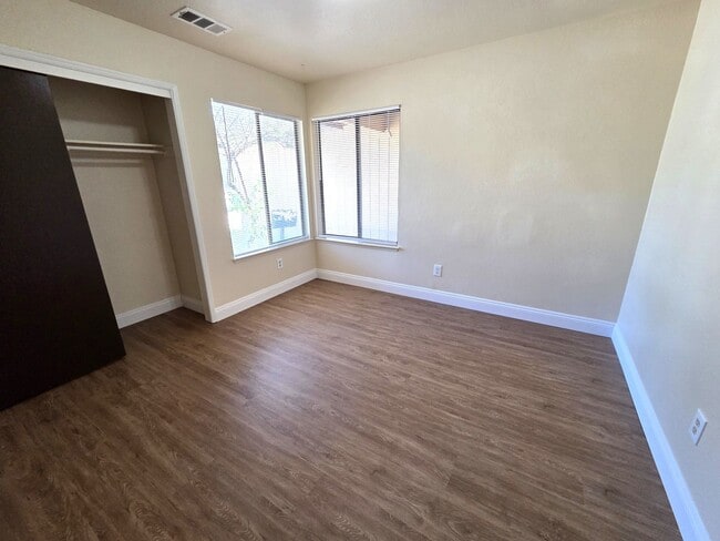 Building Photo - Large 3 Bedroom 2 Bath Home by Westfield School