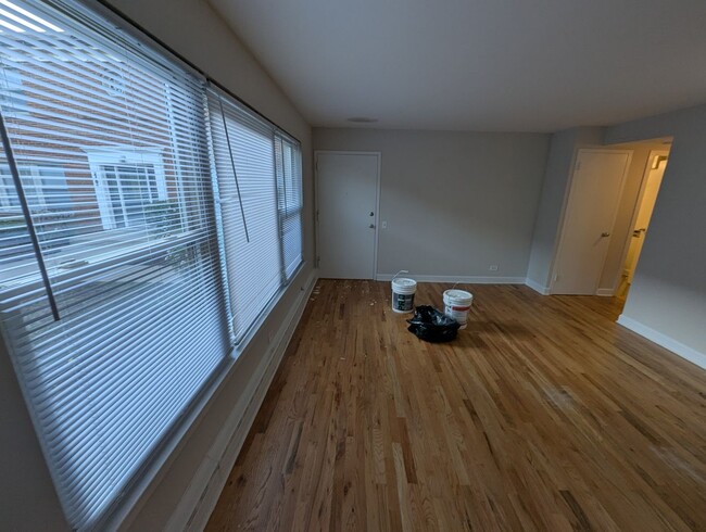 Building Photo - Ravenswood Renovated One Bedroom