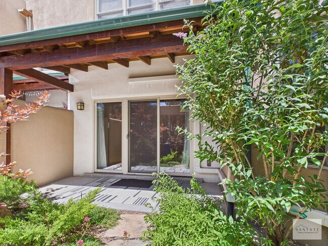Building Photo - Beautifully Done Custom Built Townhouse wi...