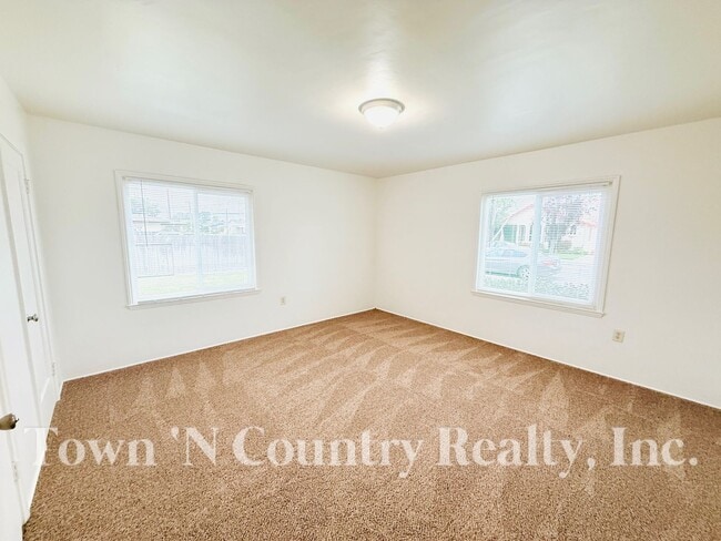 Building Photo - Beautifully Updated 3-Bedroom Home in Sout...