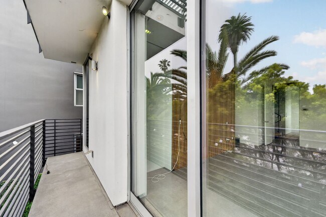 Building Photo - Discover this striking 3 bedroom apartment for rent in Venice, offering 4 bathrooms, contemporary...