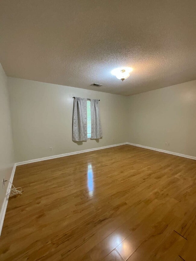 Building Photo - ALL Utilities Included