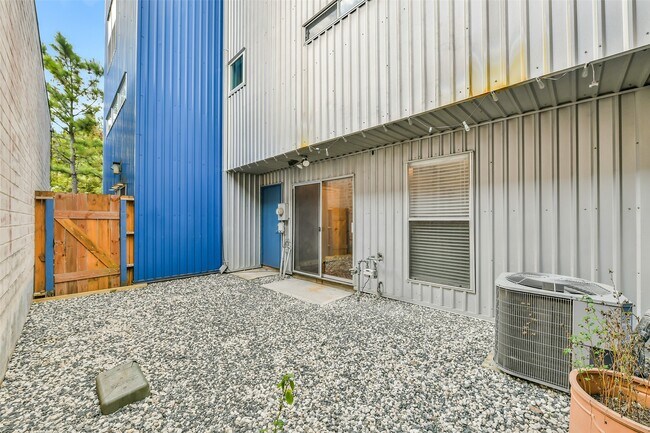 Building Photo - 2716 Chenevert St