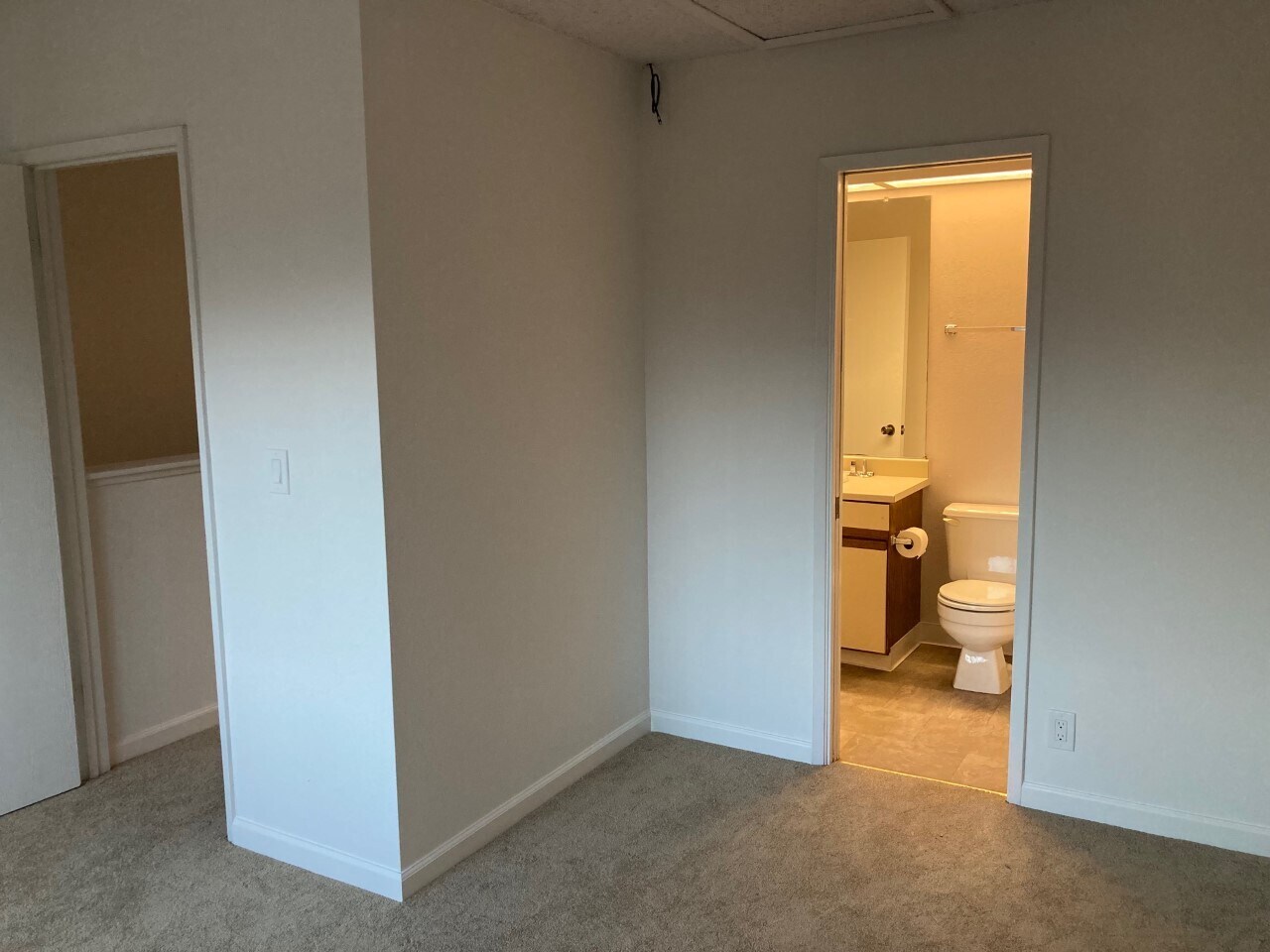 2nd bedroom bath - 2701 Oak Rd