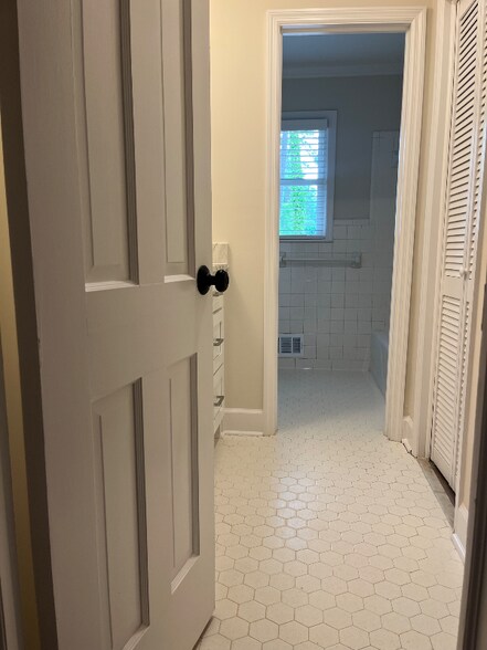 Building Photo - 3517 Jamaica Dr